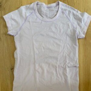 LULULEMON SWIFTLY TECH SHORT SLEEVE 2.0 SIZE 6 IN LAVENDER  HIP LENGHT